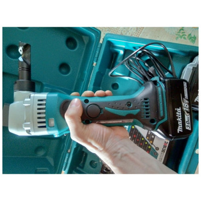 Листовые электрические ножницы Makita DJN161RFE