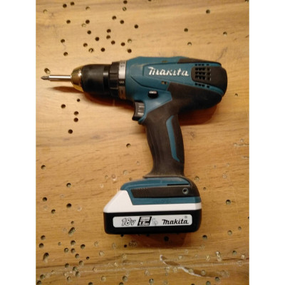 Аккумуляторная дрель-шуруповерт Makita DF457DWE