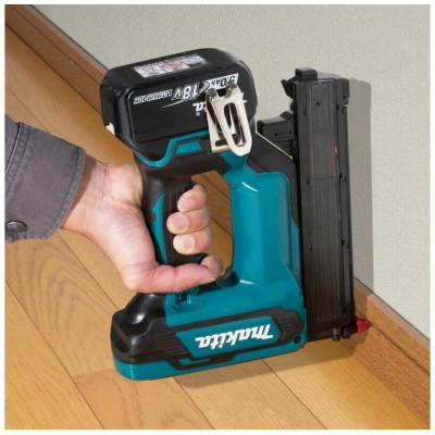 Аккумуляторный гвоздезабиватель Makita LXT DFN350ZJ